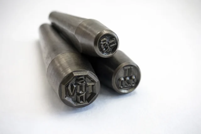 Průmyslový razník do oceli z nástrojové oceli K100 kalený na 60 HRC – detail břitu 90°