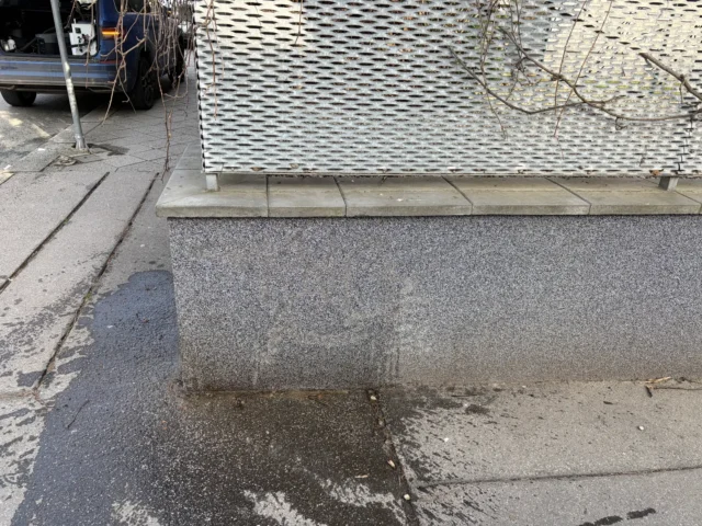 Výsledek laserového čištění graffiti z marmolit omítky