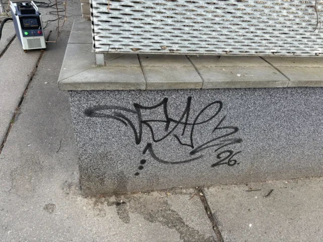 Graffiti na marmolit omítce před laserovým čištěním